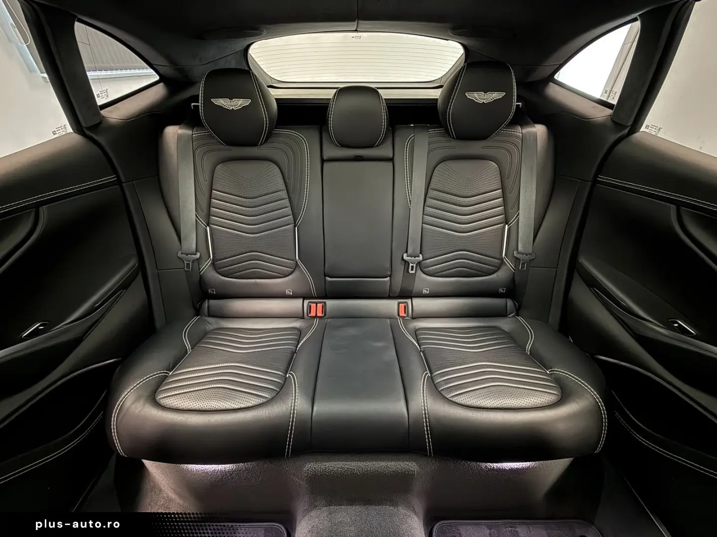 ASTON MARTIN DBX 4.0 V8   Morning Frost White   Spor&hellip;