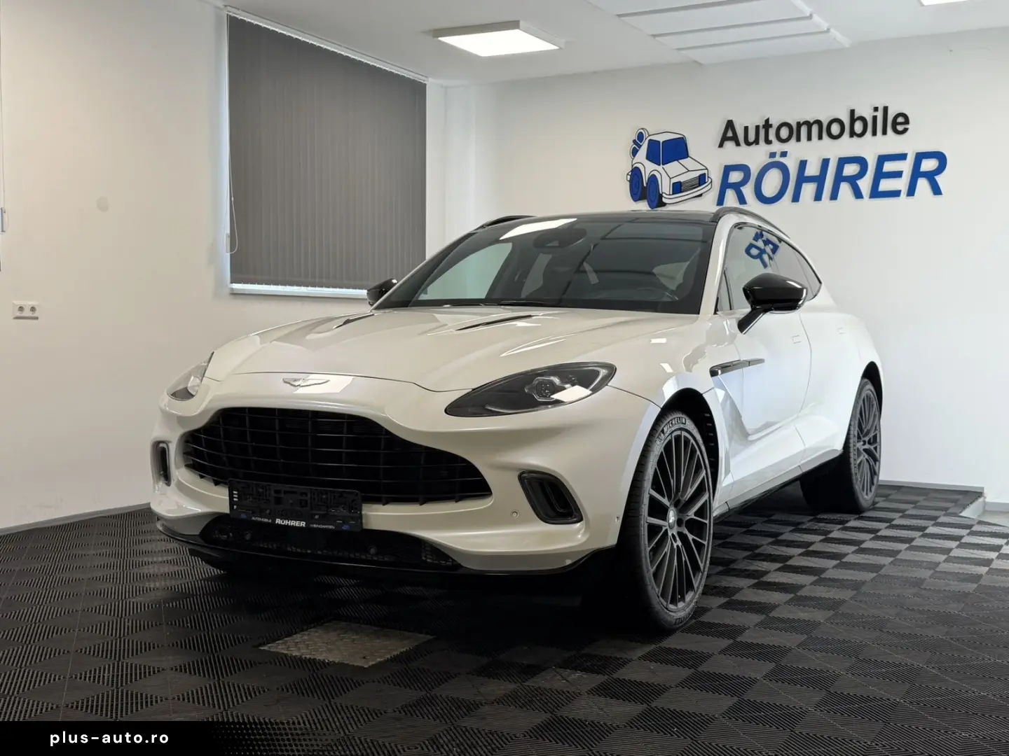 ASTON MARTIN DBX 4.0 V8   Morning Frost White   Spor&hellip;