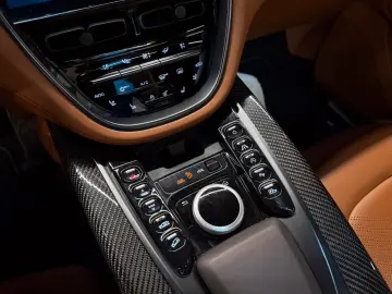 ASTON MARTIN DBX 4.0 V8