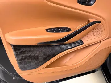 ASTON MARTIN DBX 4.0 V8