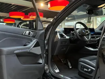 BMW X5 M60i xD Pano HuD StHzg Massage IconicGlow 22