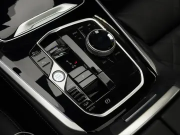 BMW X5 M60i xD Pano HuD StHzg Massage IconicGlow 22