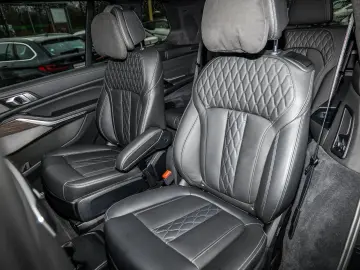 BMW X7 M60i M Sport Pro AHK Pano Sky Lounge Standhei