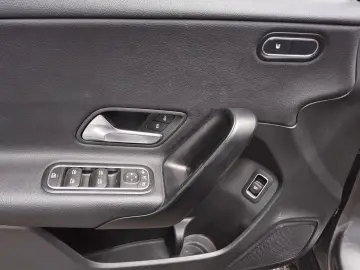 MERCEDES-BENZ A 180 Lim. d Navi Shz MBUX  PDC