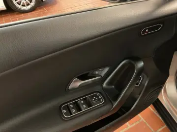 MERCEDES-BENZ A 180 D Limousine Navi MBUX Kamera AHK
