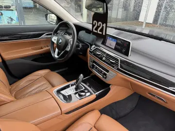 BMW 740d xDrive Glasdach AHK St-Hzg Massage DA-Prof