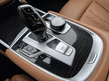 BMW 740d xDrive Glasdach AHK St-Hzg Massage DA-Prof