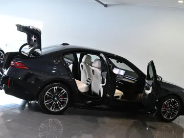 BMW i5 40 xDrive M Sport Pro Pano HUD ACC B&O