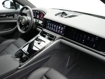 PORSCHE Panamera 4