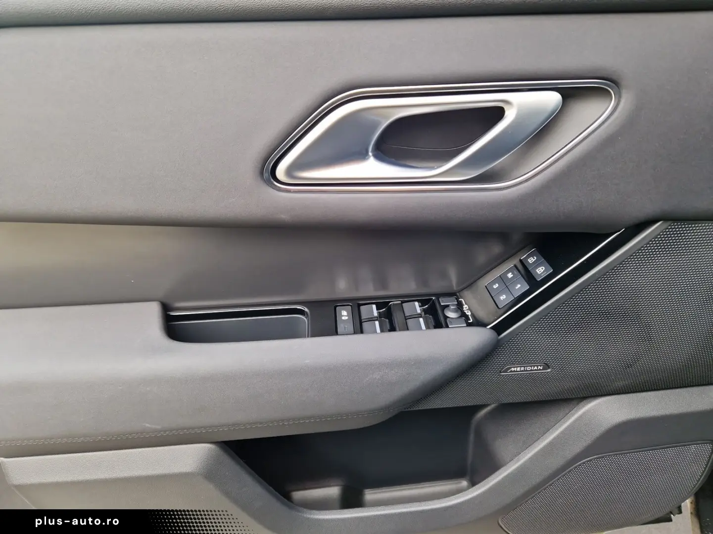 LAND ROVER Range Rover Velar R-Dynamic SE Pano AHK Matrix