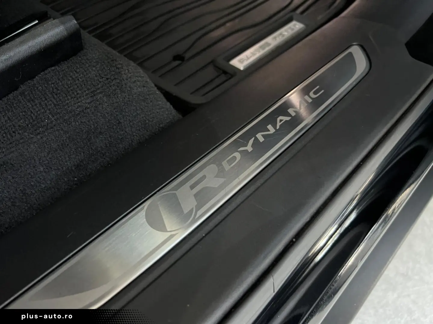 LAND ROVER Range Rover Velar R-Dynamic SE LUFT Pano AHK