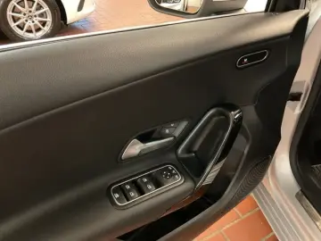 MERCEDES-BENZ A 180 Business LED Navi MBUX Kamera