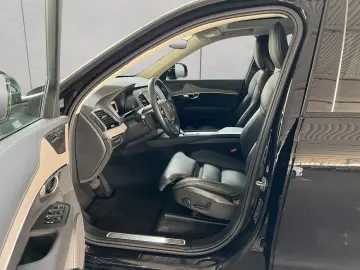 VOLVO XC90 T8 AWD Plug-in Hybrid Ultra-Dark