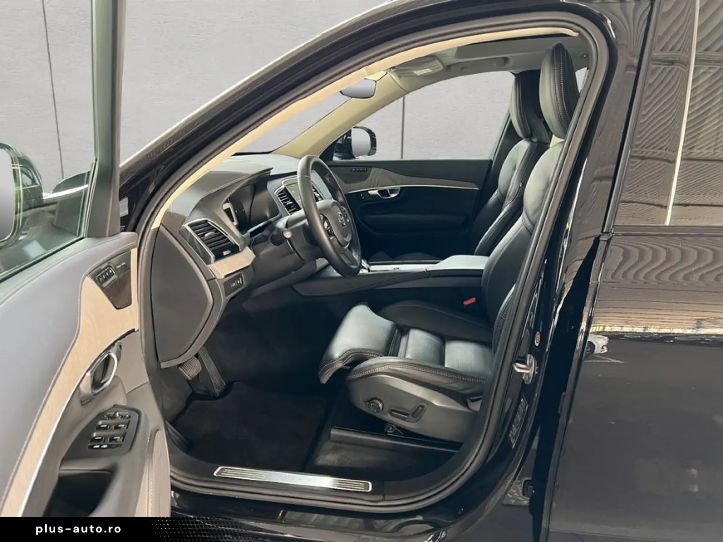 VOLVO XC90 T8 AWD Plug-in Hybrid Ultra-Dark