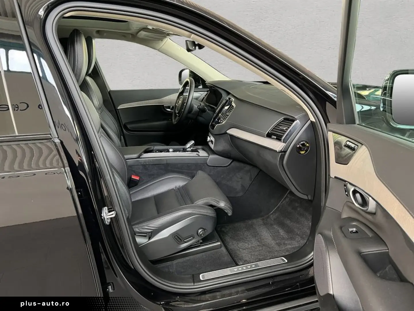 VOLVO XC90 T8 AWD Plug-in Hybrid Ultra-Dark