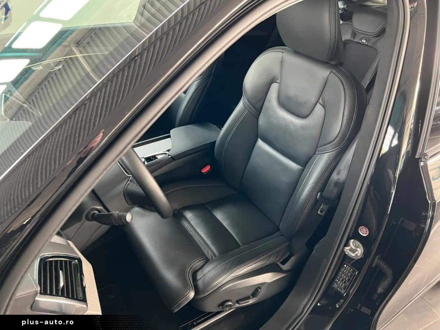 VOLVO XC90 T8 AWD Plug-in Hybrid Ultra-Dark