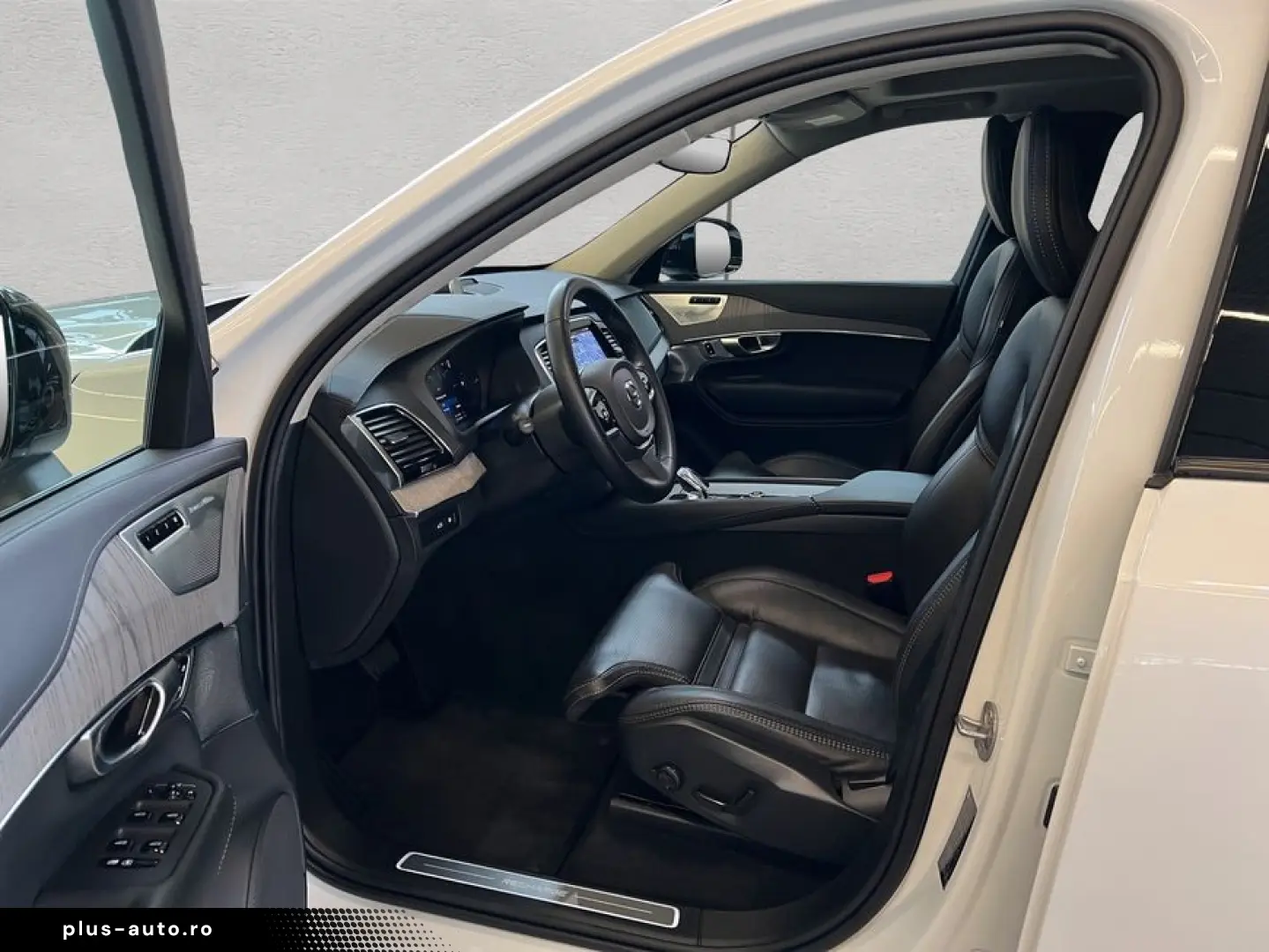 VOLVO XC90 T8 AWD Recharge Ultimate-Dark B&W 360