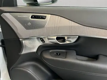 VOLVO XC90 T8 AWD Recharge Ultimate-Dark B&W 360