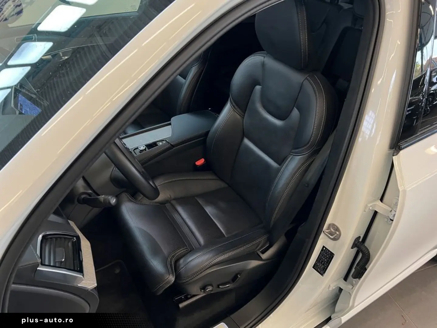 VOLVO XC90 T8 AWD Recharge Ultimate-Dark B&W 360