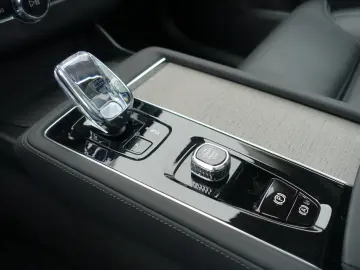 VOLVO XC90 T8 Dark AWD B&W HeadUP Pano 360  FourC