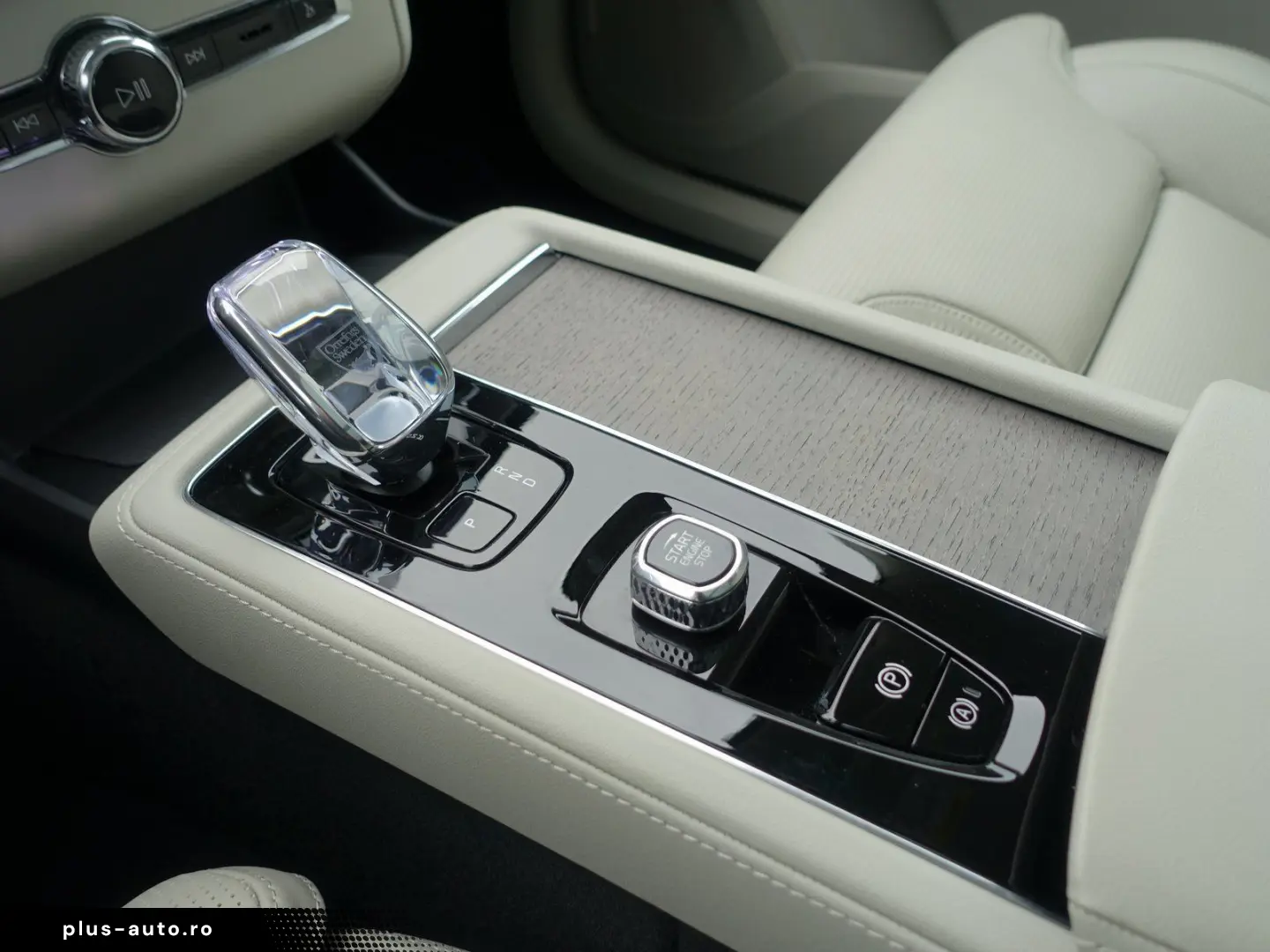 VOLVO XC90 Plus T8 AWD Plug-in Hybrid Pano H&K 360