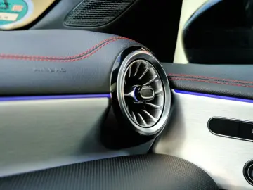 MERCEDES-BENZ CLA 250 e AMG