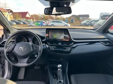 Toyota C-HR Hybrid Style Selection