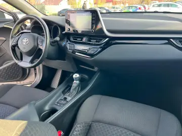 Toyota C-HR Hybrid Style Selection