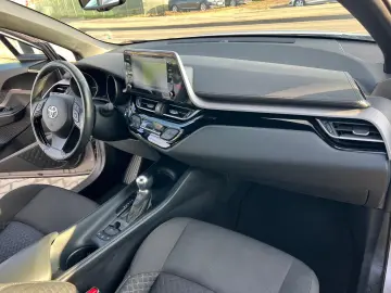 Toyota C-HR Hybrid Style Selection