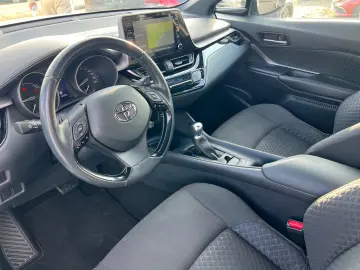 Toyota C-HR Hybrid Style Selection