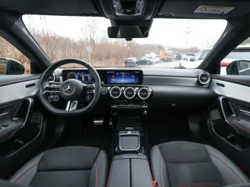 MERCEDES-BENZ CLA 200 d Coupé AMG-Sport LED 360 Pano Night