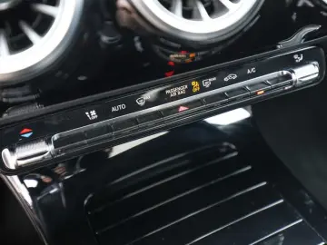 MERCEDES-BENZ CLA 200 d Coupé AMG-Sport LED 360 Pano Night