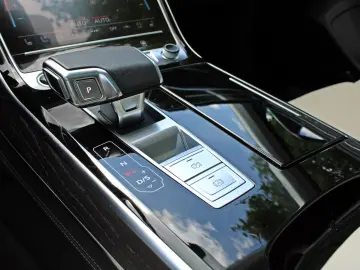 AUDI A8 60TFSIe qu S LINE BLACK PANO HUD DIGMATRIX TV