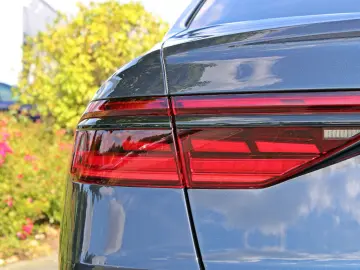 AUDI A8 60TFSIe qu S LINE BLACK PANO HUD DIGMATRIX TV