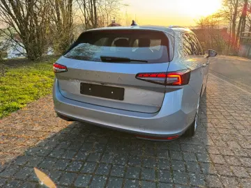 SKODA Combi 2.0 TDI 142kW 4x4  LEDER AHK STHZ MATRIX