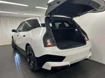 BMW iX xDrive40 Sportpaket Drivingass. Parkass. Harm