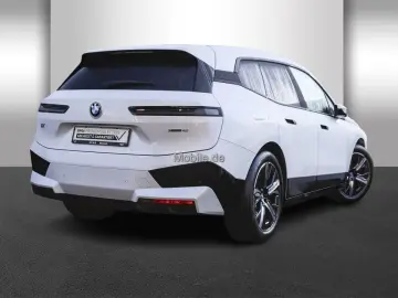 BMW iX xDrive40 Sportpaket Klimaaut. AHK Soft-Close