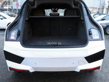 BMW iX xDrive40 Sportpaket Klimaaut. AHK Soft-Close