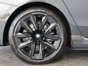 BMW i7 60 Design P. THEATRE B&W LUFT GLOW AUT. DOORS