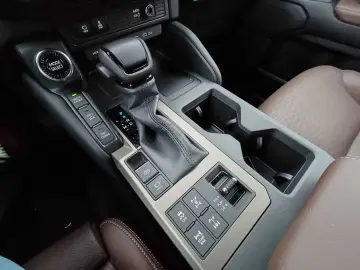 TOYOTA Land Cruiser 2.8 D-4D Automatik First Edition SO