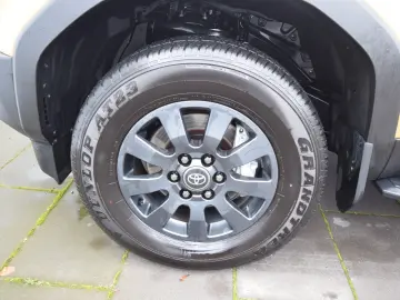 TOYOTA Land Cruiser 2 8 D-4D 150kW AWD First Edition