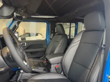 Jeep Wrangler Unlimited 2.0 Sahara SKY-ONE