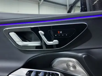 MERCEDES-BENZ E 220 d AMG Premium SUPERSCREEN PANO FULL