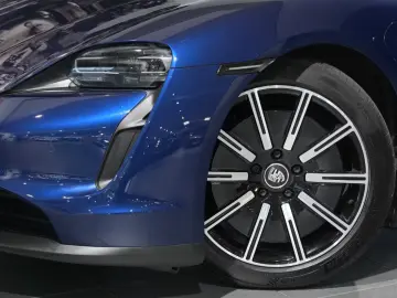 PORSCHE Taycan Surround-View Abstandstempomat Panorama