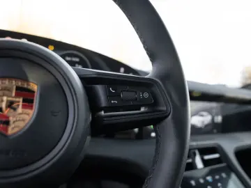PORSCHE Taycan Performancebatterie Plus Surround View