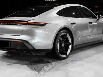 PORSCHE Taycan RWD Ambient VENT PANO 21