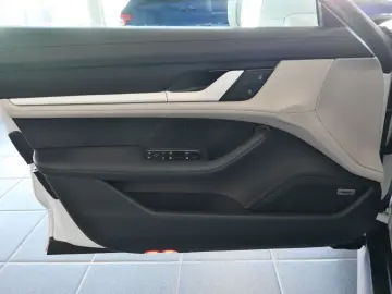 PORSCHE Taycan PerformancePlus BOSE SportDesign InnoD.