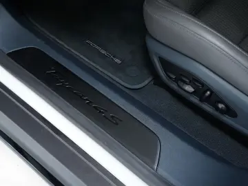 PORSCHE Taycan 4S SportDesign Matrix Chrono Display HUD