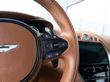 ASTON MARTIN DBX V8 4.0 360-Kamera Sitzbelüftung Sattelbraun