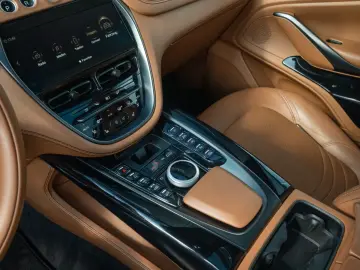 ASTON MARTIN DBX V8 4.0 360-Kamera Sitzbelüftung Sattelbraun